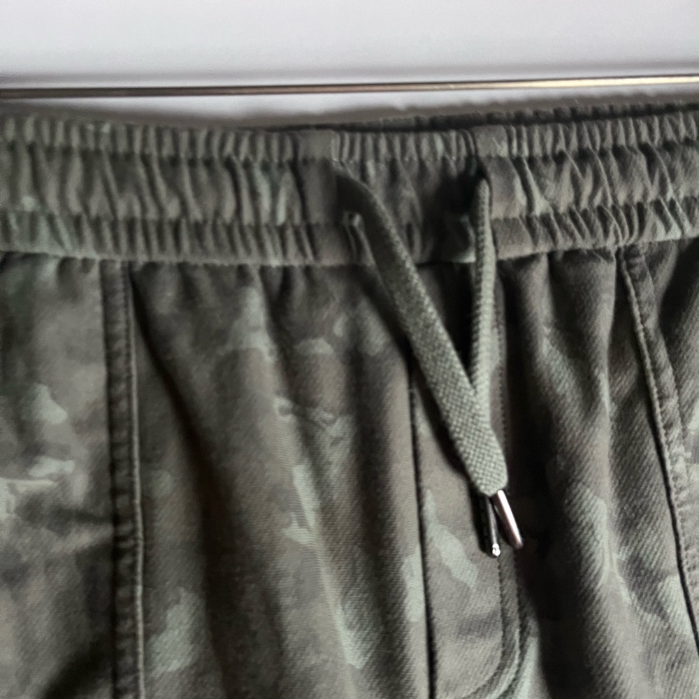 Athleta Farallon Bermuda Shorts Size 6 Stratum Camo Green Casual Travel - Picture 2 of 7